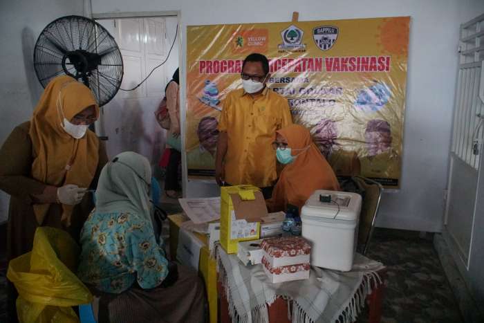Pelaksanaan Vaksinasi Ke-2 di Kediaman Irwan Hunawa 
